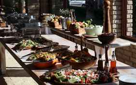 Am Abend wechseln sich griechische Buffets mit Grillabenden oder Pizza aus dem Steinofen ab.